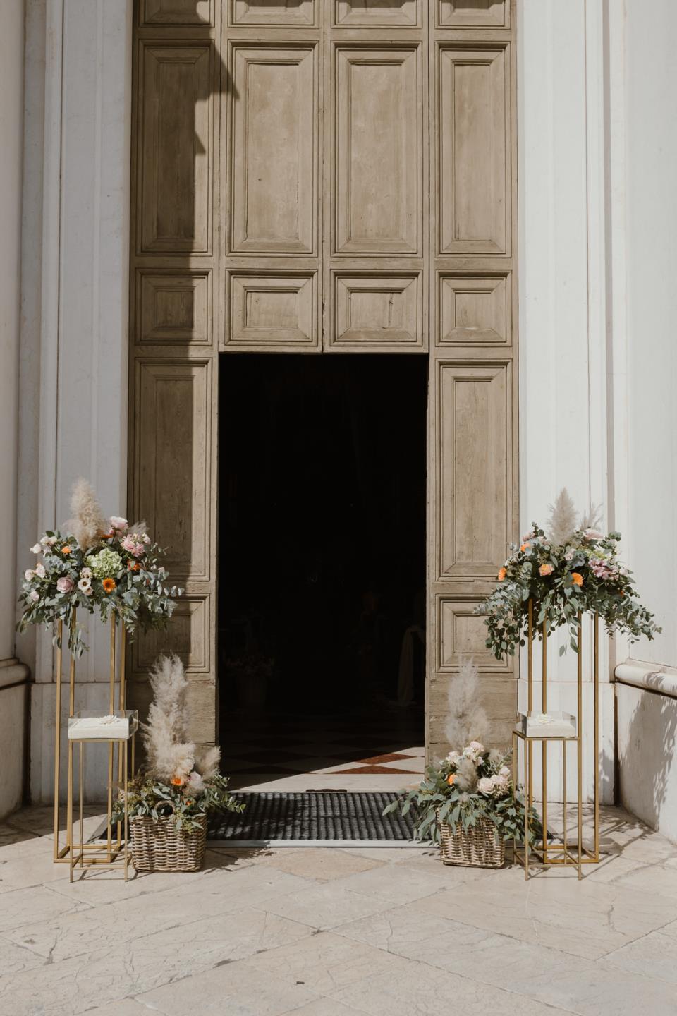allestimento floreale chiesa matrimonio | Laura Stramacchia | Wedding Photography